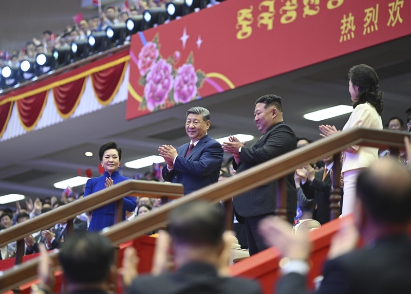 习近平和彭丽媛观看朝鲜专场文艺演出