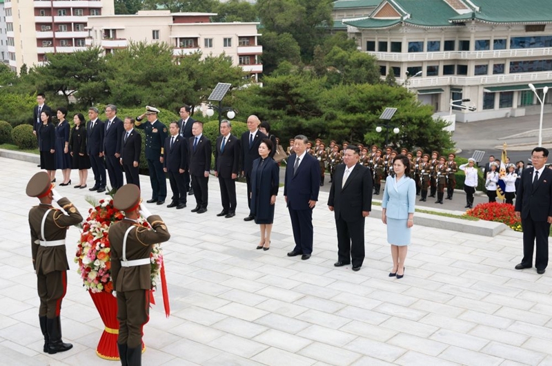 图讯：习近平和彭丽媛参谒中朝友谊塔