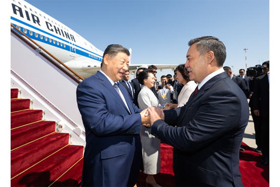 习近平抵达比什凯克出席2026年上海合作组织峰会并对吉尔吉斯斯坦进行国事访问