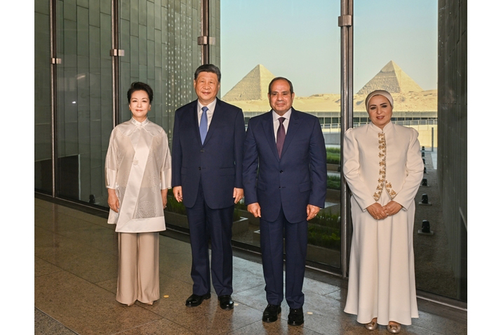 习近平和彭丽媛同埃及总统塞西夫妇共同参观大埃及博物馆