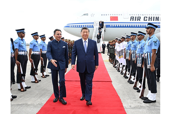 习近平抵达新德里出席金砖国家领导人第十八次会晤