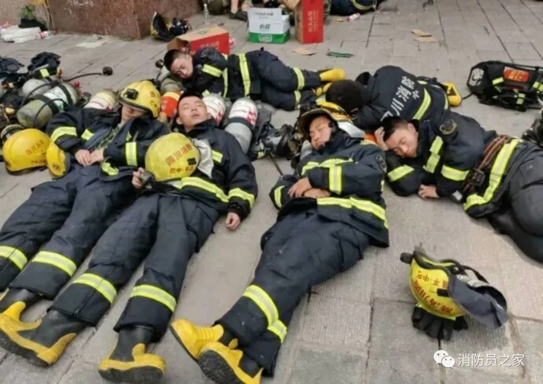 这12个逆行英雄的瞬间温暖感动了整个2018