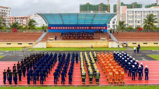 海南消防救援总队举行2019年新入职消防员第一阶段训练会操