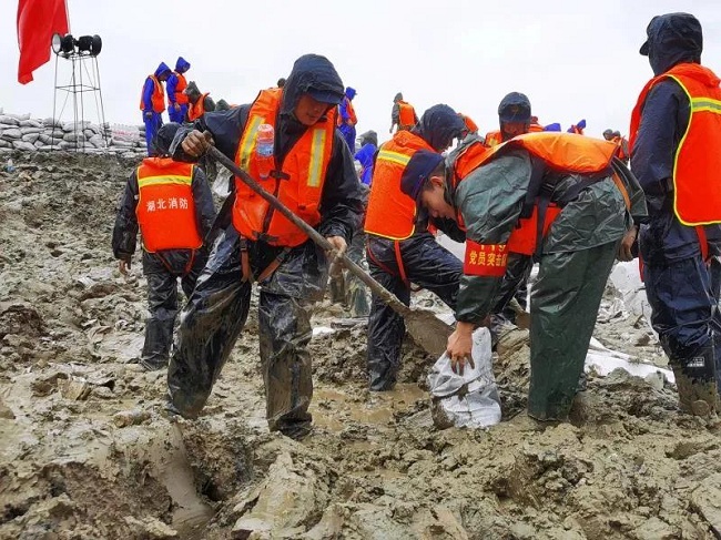 强降雨多现险情 消防指战员全力抢险救援