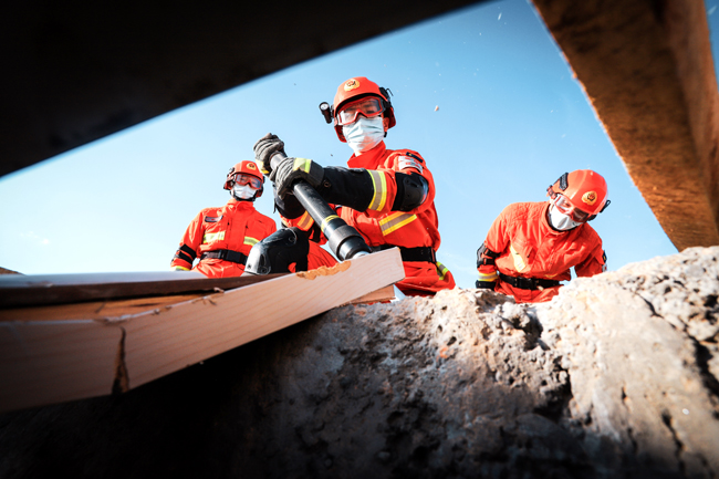 甘肃森林消防总队张掖支队:森林消防地震救援演练现场秀技能