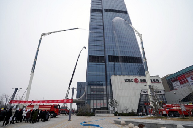 河南开封开展高层建筑灭火救援实战拉动演练