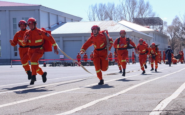 新招录森林消防员开展灭火专业训练