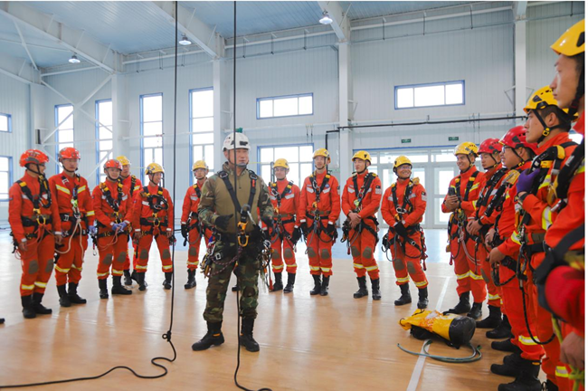 新疆森林消防总队特勤大队：加压淬火强技能，搭建“绳”命的舞台