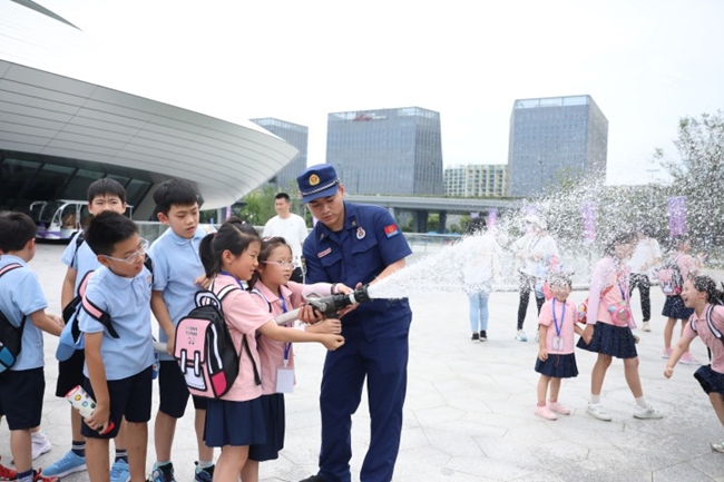 浙江杭州消防救援支队联合媒体推出“危险，走开”暑期消防安全课程