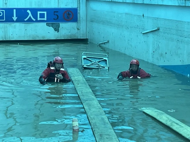 直击涿州→抽水排涝，昼夜不停！