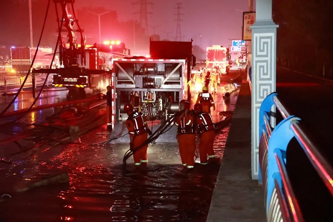 直击涿州→抽水排涝，昼夜不停！