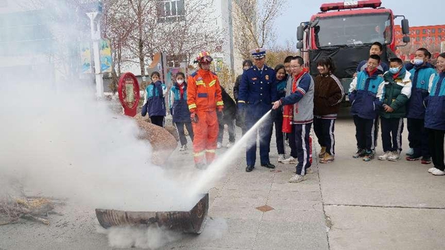 新疆消防救援总队：拧紧寒假“安全阀”