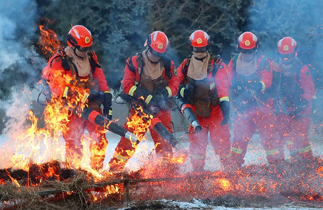 黑龙江消防救援机动总队持续掀起冬训练兵热潮