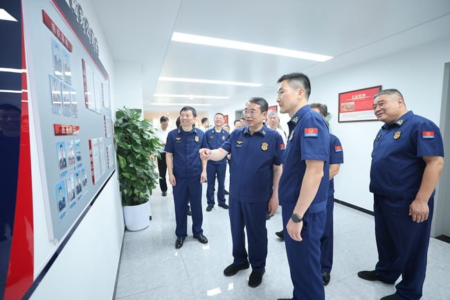 张成中看望慰问基层消防救援指战员